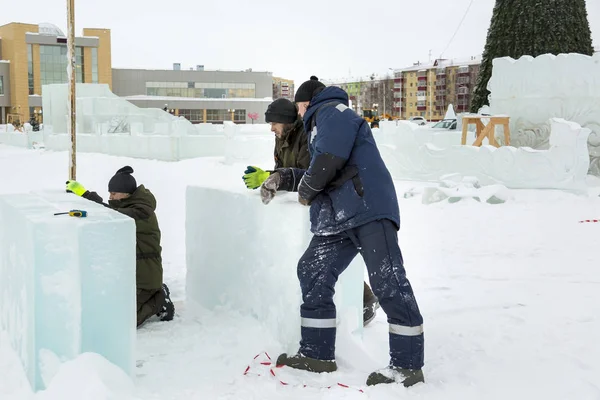 工人们在冰镇建筑工地上标记冰块 — 图库照片