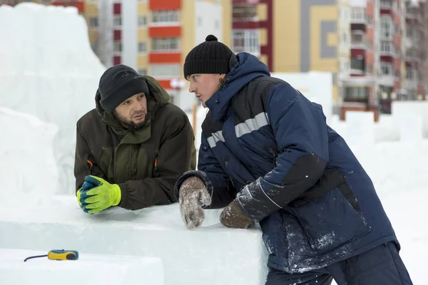Arbeiter Markieren Den Eisblock Auf Der Baustelle Der Eisstadt — Stockfoto