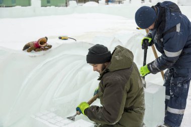 İşçiler bir buz şehir Noel tatili için inşa.