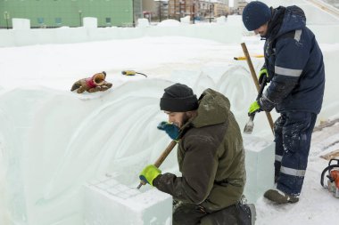 İşçiler bir buz şehir Noel tatili için inşa.