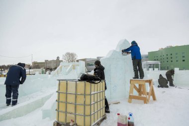 İşçiler bir buz şehir Noel tatili için inşa.