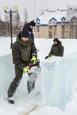 İşçiler bir buz şehir Noel tatili için inşa.