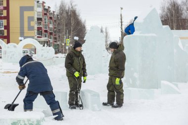 İşçiler bir buz şehir Noel tatili için inşa.