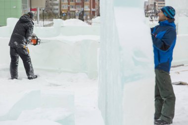 İşçiler bir buz şehir Noel tatili için inşa.