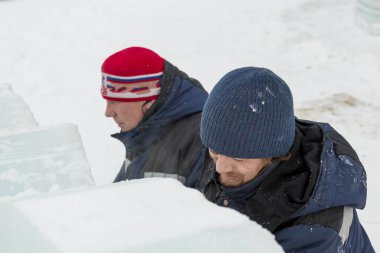 İşçiler bir buz şehir Noel tatili için inşa.