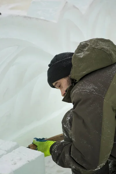 Der Bildhauer Schneidet Mit Einem Meißel Eine Eisfigur Aus Einem — Stockfoto