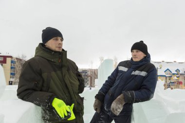 Şantiye buz şehrin işçilerin daha fazla eylem için bir plan tartışmak