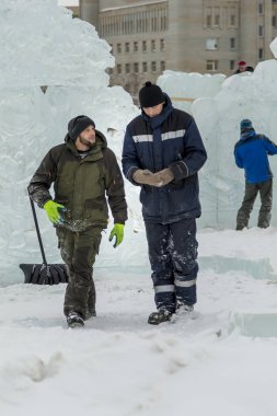 Şantiye buz şehrin işçilerin daha fazla eylem için bir plan tartışmak