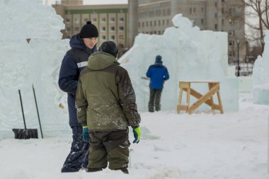 Şantiye buz şehrin işçilerin daha fazla eylem için bir plan tartışmak