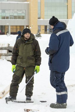 Şantiye buz şehrin işçilerin daha fazla eylem için bir plan tartışmak