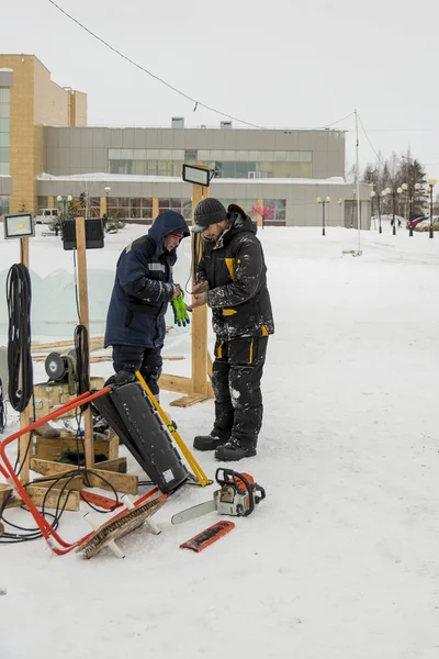 Şantiye buz şehrin işçilerin daha fazla eylem için bir plan tartışmak