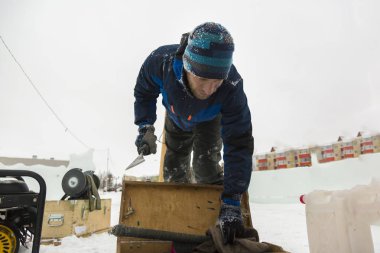 Bir işçi kış Tulum bir buz kasabasının bir derleme sitesinde portresi
