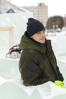 Bir işçi kış Tulum bir buz kasabasının bir derleme sitesinde portresi