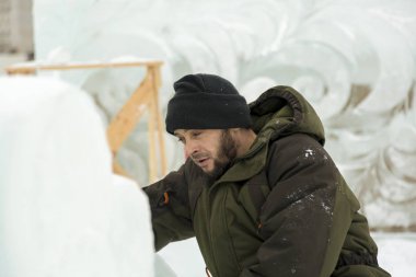 Bir işçi kış Tulum bir buz kasabasının bir derleme sitesinde portresi