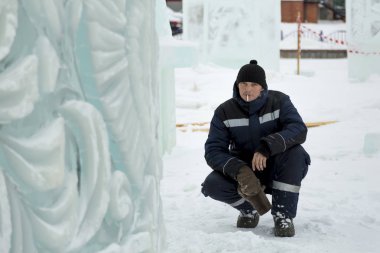 Bir işçi kış Tulum bir buz kasabasının bir derleme sitesinde portresi