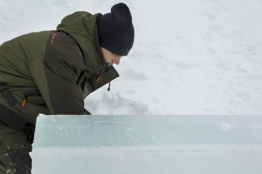 Bir işçi kış Tulum bir buz kasabasının bir derleme sitesinde portresi
