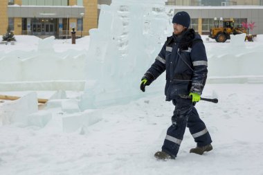 Bir işçi kış Tulum bir buz kasabasının bir derleme sitesinde portresi