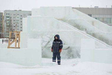 Bir işçi kış Tulum bir buz kasabasının bir derleme sitesinde portresi