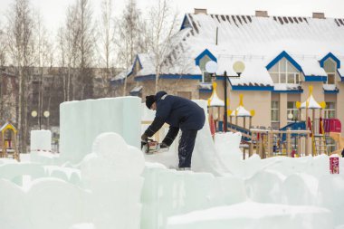 İşçi buz şekil, elinde testere ile