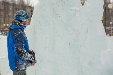 İşçi buz şekil, elinde testere ile