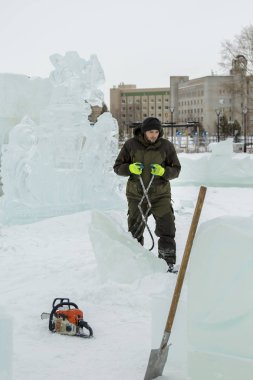 Bir işçi kış Tulum bir buz kasabasının bir derleme sitesinde portresi