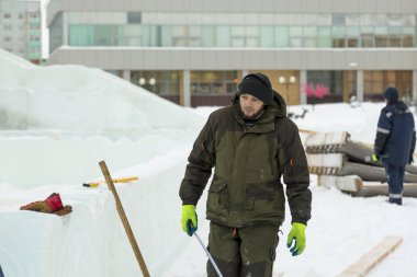 Bir işçi kış Tulum bir buz kasabasının bir derleme sitesinde portresi