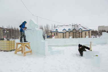 İnşaat işçisi testere ile bir buz levha testereleri