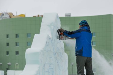 İşçi buz şekil, elinde testere ile