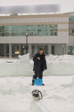 Buz kasabası kurmakla meşgul bir işçinin portresi.