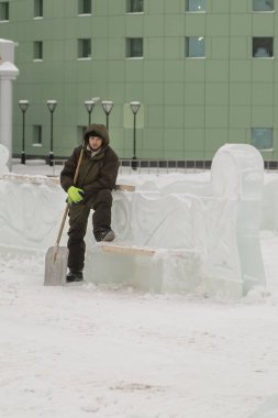 Buz kasabası kurmakla meşgul bir işçinin portresi.