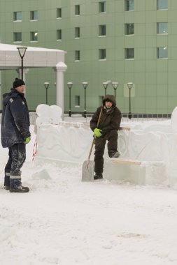 Buz kasabası kurmakla meşgul bir işçinin portresi.