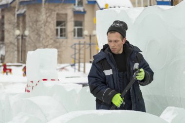 Buz kasabası kurmakla meşgul bir işçinin portresi.
