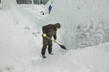 Buz kasabası kurmakla meşgul bir işçinin portresi.