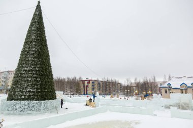 İşçiler bir buz şehir Noel tatili için inşa.