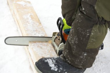 Bir tesisatçı'nın kol ve bacak kesme tahtası testere ile yakın çekim