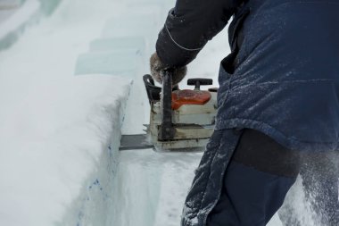 Portre bir tesisatçı'nın el testere ile