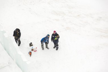 Yükleyicileri inşaat alanı üzerinde iyi bir ruh hali Noel için bir buz şehir inşa ediyoruz
