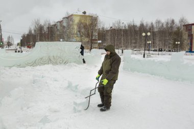 İşçi buz blok buz kamp derleme sitenin etrafına forseps ile çeker