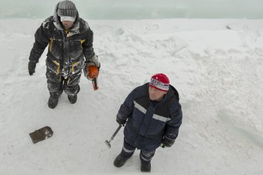 İş yerinde buz şehrin inşaat sahasında işçiler