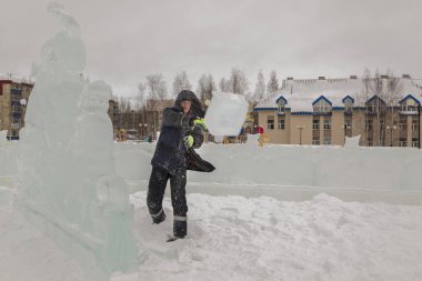 Buz kasabası kurmakla meşgul bir işçinin portresi.