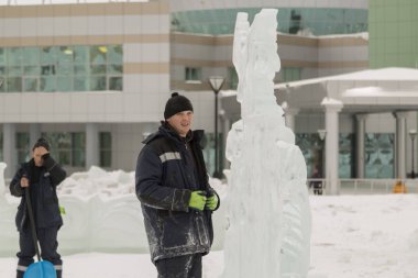 Buz şehrin düzenleme ellerinde kürek ile çalışanları