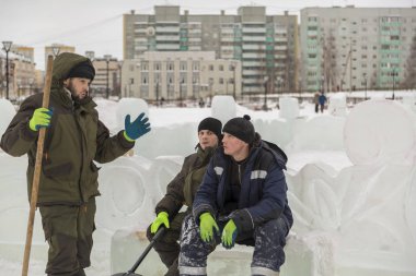 Buz şehrin düzenleme ellerinde kürek ile çalışanları
