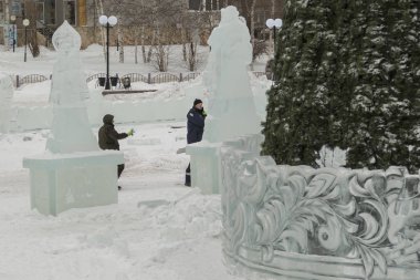 Buz kasabası kurmakla meşgul bir işçinin portresi.