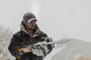 İşçi buz şekil, elinde testere ile