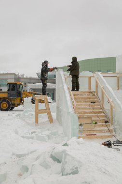 İş yerinde buz şehrin inşaat sahasında işçiler