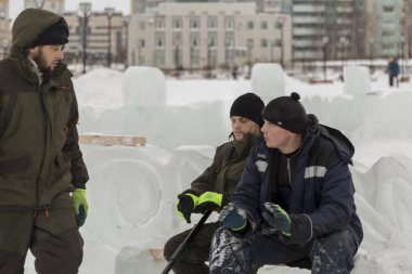 İnşaat sitesi söz, iyi bir ruh hali montajcılar vardır