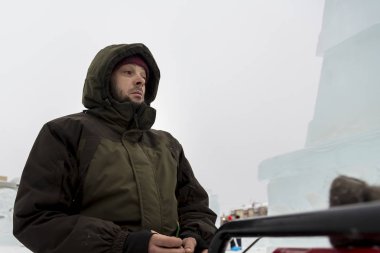 Bir ceket bir buz kampı inşaatı bir kukuleta ile bir assembler işçi portresi