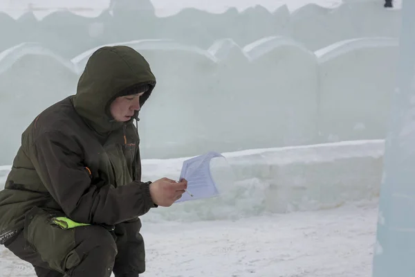 Retrato Trabajador Ensamblador Una Chaqueta Con Capucha Construcción Campo Hielo — Foto de Stock