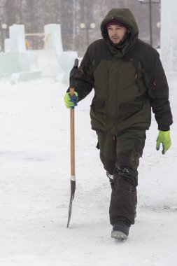 Buz kasabası kurmakla meşgul bir işçinin portresi.