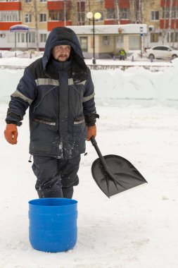 Buz kasabası kurmakla meşgul bir işçinin portresi.